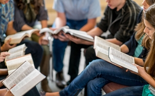 Os alunos agora não podem mais estudar a Bíblia no horário livre. (Foto: Reprodução).
