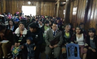 Pastor Ban (de terno) com a congregação de sua aldeia. (Foto: Seb Rumsby).