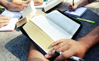 Estudo Bíblico. (Foto: Religião - Cultura Mix)