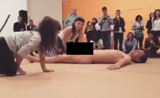 O vídeo da garota de apenas quatro anos tocando o homem nu durante um evento do MAM chocou o país ao final de setembro. (Imagem: Facebook)