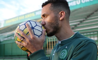 Neto se tornou uma peça importante na vida das famílias das vítimas. (Foto: Globo Esporte)