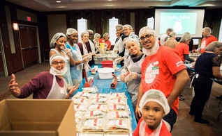 Serão dois dias de mutirão voluntário para embalar as refeições. (Foto: Liquid Church).