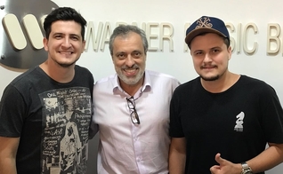 O presidente da Warner Music Brasil, Sérgio Affonso, e a dupla André e Felipe. (Foto: Divulgação).