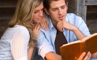 O casal deve buscar a santidade no namoro para permanecer nos propósitos de Deus. (Foto: Reprodução).