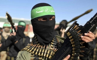 Terroristas ligados ao Hamas desfilam com armas. (Foto: Jornal Correio do Brasil)