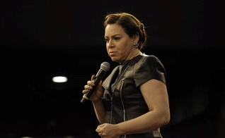 Helena Tannure dirige o culto Fé Meninas, na Igreja Batista da Lagoinha. (Foto: IBL).