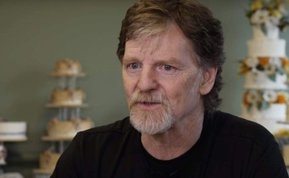 Jack Phillips se recusou a fazer um bolo para um casamento gay e tem sido alvo de um processo judicial desde então. (Foto: Heavy.com)
