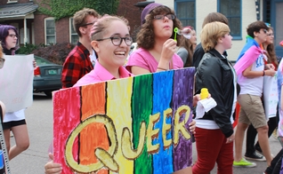 Adolescentes se manifestam em favor da ideologia de gênero. (Foto: Outright Vermont)
