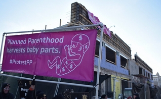 Manifestantes fazem protesto contra a Planned Parenthood nos EUA. (Foto: The Blaze)