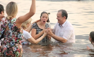 Cerca de 7.420 pessoas foram batizadas às margens do rio Negro. (Foto: Jander Robson)
