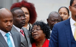 Judy [ao centro], mãe de Walter Scott, é consolada por seu filho Rodney, após o julgamento do ex-oficial Michael Slager. (Foto: AP Photo/Mic Smith)