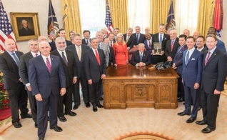 O presidente Donald Trump se encontrou com um grupo de líderes evangélicos no Salão Oval. (Foto: Johnnie Moore) 
