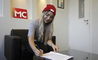 A youtuber contará com centenas de relatos recebidos através de seus canais. (Foto: Divulgação).