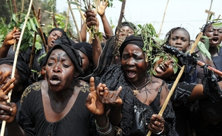 Nigerianos protestam contra a onda de violência perpetrada por grupos terroristas, como o Boko Haram e os Fulani. (Foto: cnn.com)