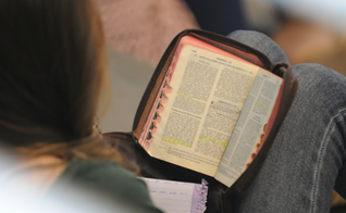 Leitura bíblica. (Foto: Getty)