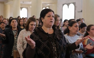Cristãos celebram culto em igreja iraquiana. (Foto: The Irish Times)