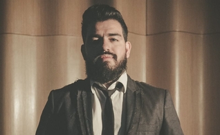 Com um longo histórico como guitarrista, no ano de 2014 lançou seu primeiro CD “Minha Existência”. (Foto: Divulgação).