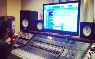 Júnior é casado com Daniela Sofia e pai de quatro filhos. (Foto: Reprodução).