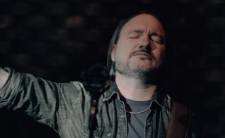 O vídeo conta com direção de Amós Rodrigues e produção musical de Marcos Roberto. (Foto: Reprodução).