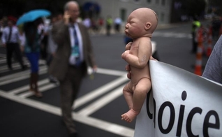 Boneca é usada em protesto contra o aborto, nos EUA. (Foto: Reuters)