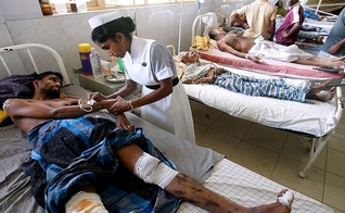 Imagem ilustrativa. Enfermeira cuida de homem enfermo em hospital, na Índia. (Foto: Reprodução)