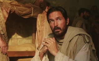 Jim Caviezel faz o papel de Lucas no filme 'Paulo, Apóstolo de Cristo'. (Foto: Reprodução/YouTube)