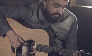 Lucas Oliveira no clipe de "O Espelho e o Tempo". (Foto: Reprodução).