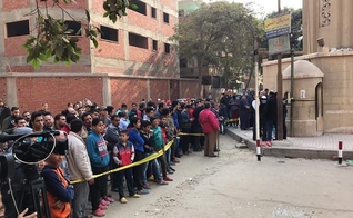 Pessoas se reúnem na cena do ataque no sul do Cairo, no Egito. (Foto: Xinhua/REX/Shutterstock)