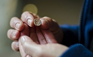 Dr. Shlomit Weksler-Bdolah, diretor das escavações, segura o selo do governador bíblico. (Foto: Yoli Shwartz/Autoridade de Antiguidades de Israel)