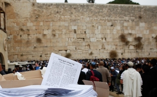 Oração por chuva no Muro das Lamentações, devido à seca em Israel. (Foto: Yechiel Gurfein/TPS)