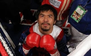 Manny Pacquiao sempre teve o costume de orar antes de entrar no ringue de Boxe. (Foto: Bleacher Report)