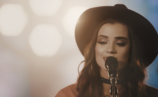 A é considerada uma das principais apostas da música nacional. (Foto: Divulgação).