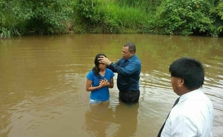 Cerca de 35 indígenas foram batizados no município de Barra do Garças, no Mato Grosso. (Foto: Reprodução/Facebook)