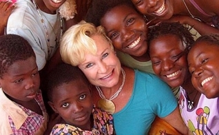 Desde que Heidi Baker iniciou seu ministério em Moçambique, há 20 anos, um grande avivamento vem acontecendo na região. (Foto: Reprodução).