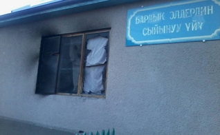 Igreja evangélica é incendiada por pró-islâmicos, no Quirguistão. (Foto: World Watch Monitor)