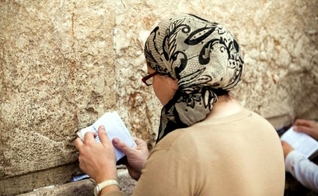 Mulher judaica orando no Muro das Lamentações, em Jerusalém. (Foto: Reprodução)