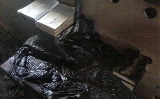 Igreja foi incendiada por radicais islâmicos, mas Bíblia permaneceu intacta. (Foto: World Watch Monitor)