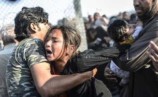 Refugiados durante fuga da cidade de Tal Abyad, na Síria, sob comando do Estado Islâmico. (Foto: AFP/Getty Images)