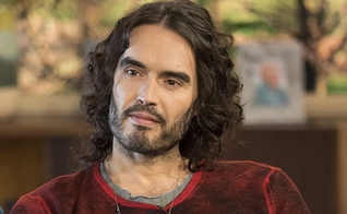 Russell Brand é ator e escritor. (Foto: The Net Worth Portal)