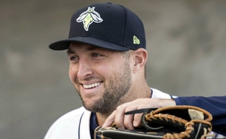 Após fazer sucesso na Liga de Futebol Americano, Tim Tebow investiu na carreira de jogador de Baseball. (Foto: Sportsnet)