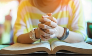 Menos da metade das pessoas que oram acreditaram que Deus ouve suas orações. (Foto: Alamy)