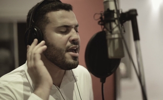 Produzida por Alessandro Dourado, a música foi escrita pelo próprio cantor. (Foto: Divulgação).