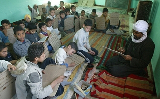 Professor dá aula sobre Alcorão para garotos no Marrocos. (Foto: Morocco World News)