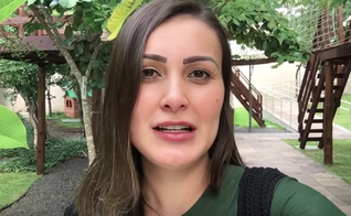 Andressa falou sobre cada etapa que ela enfrentou antes de ser batizada no Espírito. (Foto: Reprodução/YouTube)