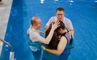 Batismo no Irã. (Foto: Mohabat TV)