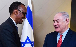 Benjamin Netanyahu conversa com Paul Kagame, presidente de Ruanda. (Foto: GPO)