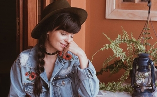 O clipe foi dirigido pela própria Marcela Taís, juntamente com Edu Lauton. (Foto: Divulgação).