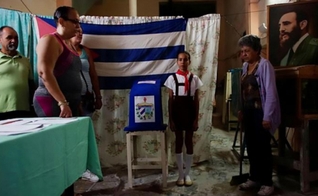 Oficiais do governo cubano cantam hino nacional antes de iniciar as eleições. (Foto: REUTERS/ALEXANDRE MENEGHINI)