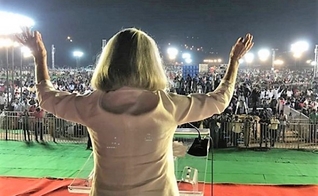 Anne Graham Lotz prega para multidão na Índia, em 2018. (Foto: INSTAGRAM/ANNE GRAHAM LOTZ)
