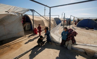 Crianças refugiadas no campo de refugiados de Amriyat al Fallujah, Iraque. (Foto: Reuters)
